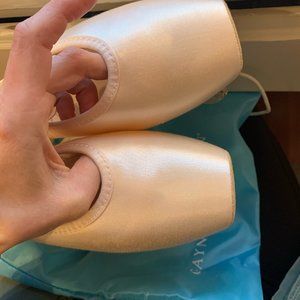 Gaynor Minden Pointe Shoes 9.5